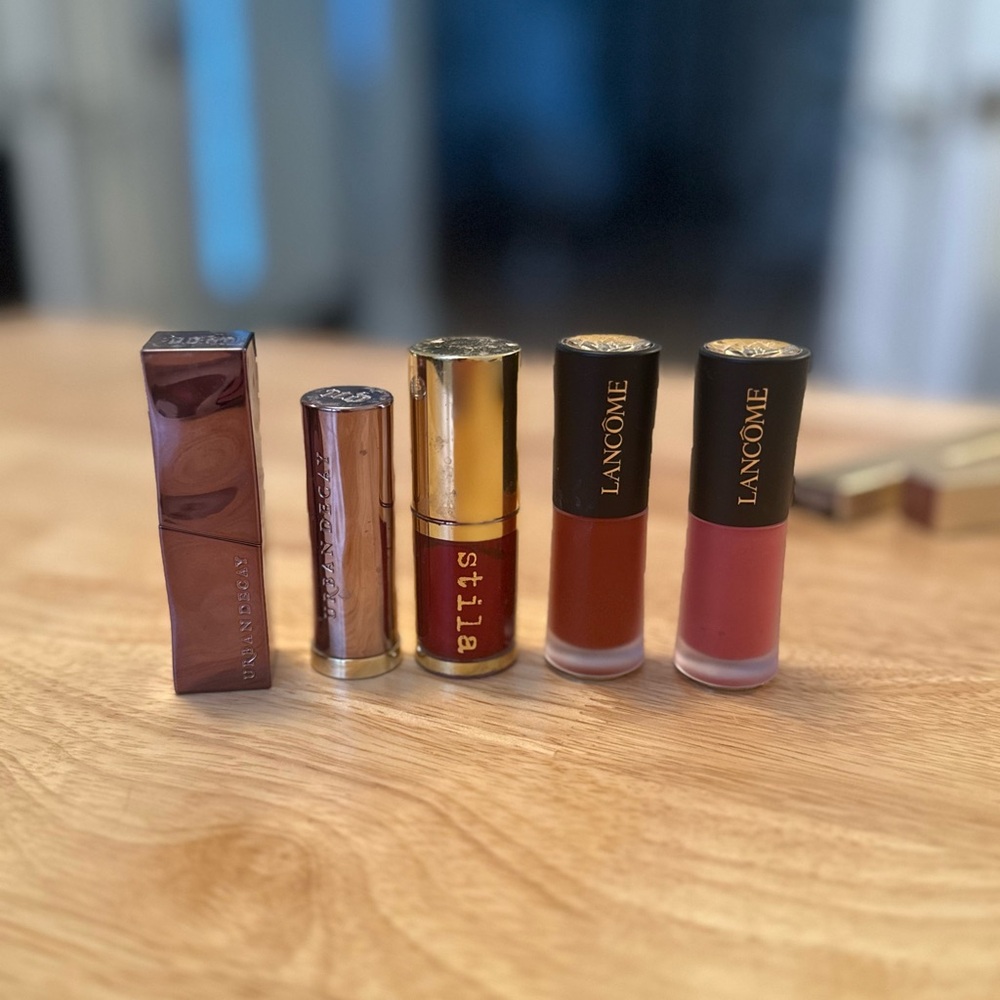 Lot of Lip Glosses & Lip Liners – Mixed Shades – Beauty Makeup Collection